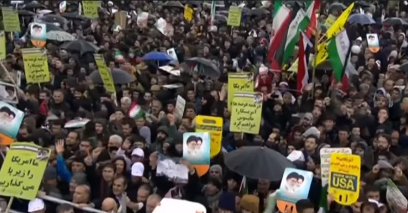 數千名伊朗民眾無視寒雨在首都德黑蘭自由（Azadi）廣場舉行集會遊行。   圖：翻攝Youtube