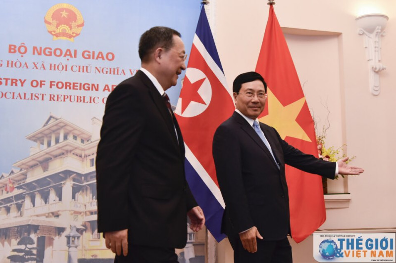 朝鮮外務臣李榮浩（左）2018年11月曾訪問河內，由越南副總理兼外交部長范平明接待，雙方為川金二會再度碰面。   圖：翻攝范平明推特