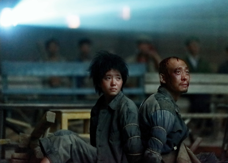 張藝謀新片《一秒鐘》描述中國文革時期，勞改營囚犯為了看電影逃出農場的故事。   圖：翻攝自柏林影展官網