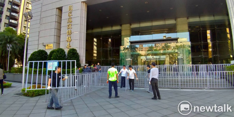 下午2時，交通部門口前開始圍起柵欄，預防抗議。   圖:陳佩君/攝
