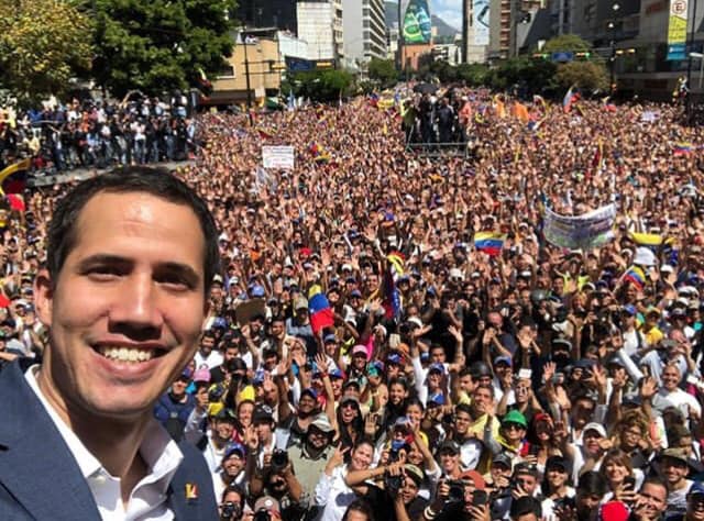 委內瑞拉反對派總統瓜伊多（左）獲得越來越多國內外相挺的力量，12日慶祝當地青年節活動時還玩自拍。   圖：翻攝自瓜伊多臉書