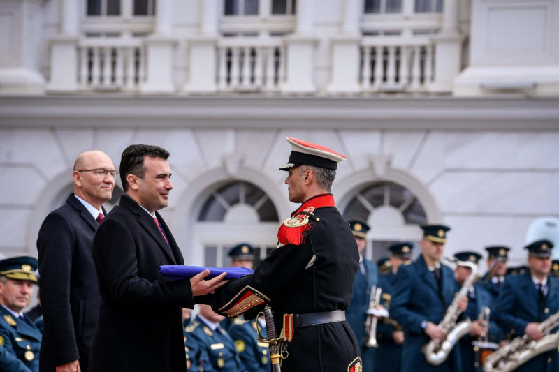 北馬其頓總理薩耶夫（左二）12日正式更改國名後，隨即加入北大西洋公約組織，接下會旗。   圖：翻攝自薩耶夫推特
