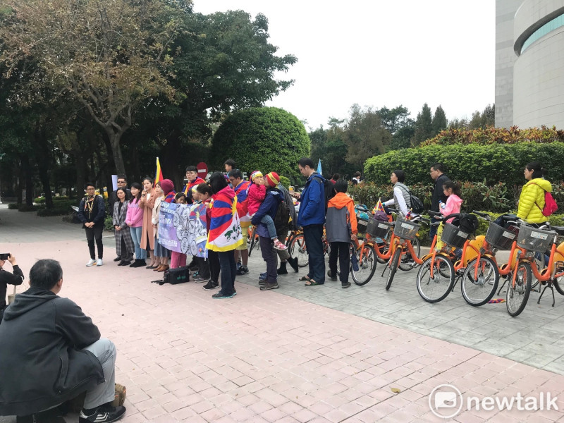 「為西藏自由而騎」活動，有中國團客經過好奇關注。   圖：周煊惠 / 攝