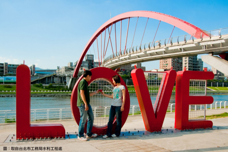 「彩虹橋」的「LOVE」裝置藝術，是許多情侶約會的熱門景點。   圖：取自台北工務局水利工程處