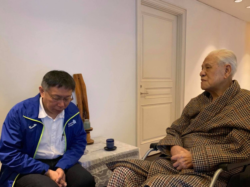 台北市長柯文哲去年2月前往探望前總統李登輝。   圖：翻攝柯文哲臉書（資料照）