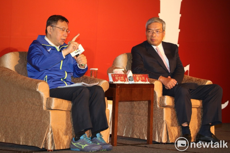 台北市長柯文哲與財訊雙周刊社長謝金河對談，談論統獨議題，柯稱用「國家」兩個字就能解決現在的問題，國是「中華民國」，家是「台灣」，這樣就解決了。   圖：台北市政府 / 提供