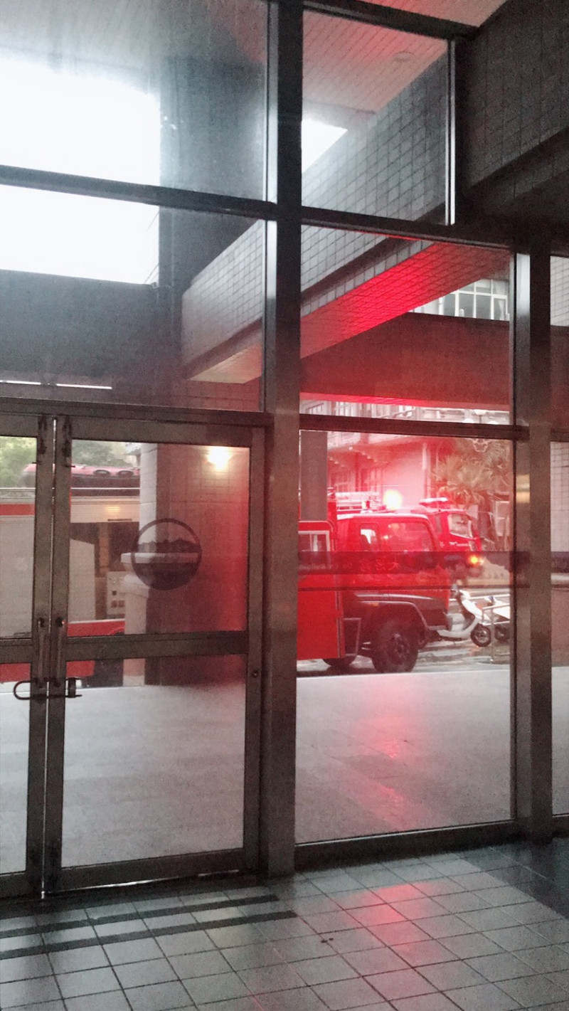 台北市消防局獲報後，立即出動19輛各式救災救護車輛和57人前往救援。   圖：文大學生／提供