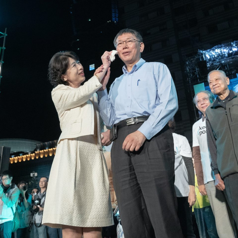 台北市長柯文哲對妻子陳佩琪淚灑法庭，今晚透過臉書表示「她真的辛苦了」，並放上一張陳佩琪為他擦拭汗水的閃照。   圖：翻攝柯文哲臉書