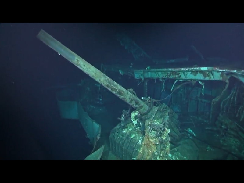 根據無人潛水艇拍攝的影像，除船身外，也可見到戰鬥機殘骸、用來移動飛機的車輛以及高射炮。   圖：翻攝自Youtube