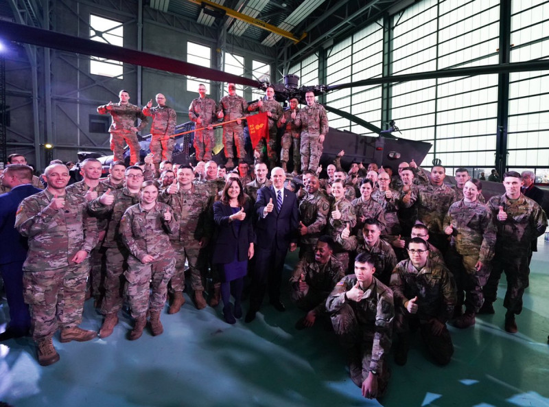美國副總統彭斯（中，穿西裝者）13日訪問波蘭美軍基地Powidz第33空軍基地，獲得美軍官兵熱烈歡迎。   圖：翻攝自彭斯推特