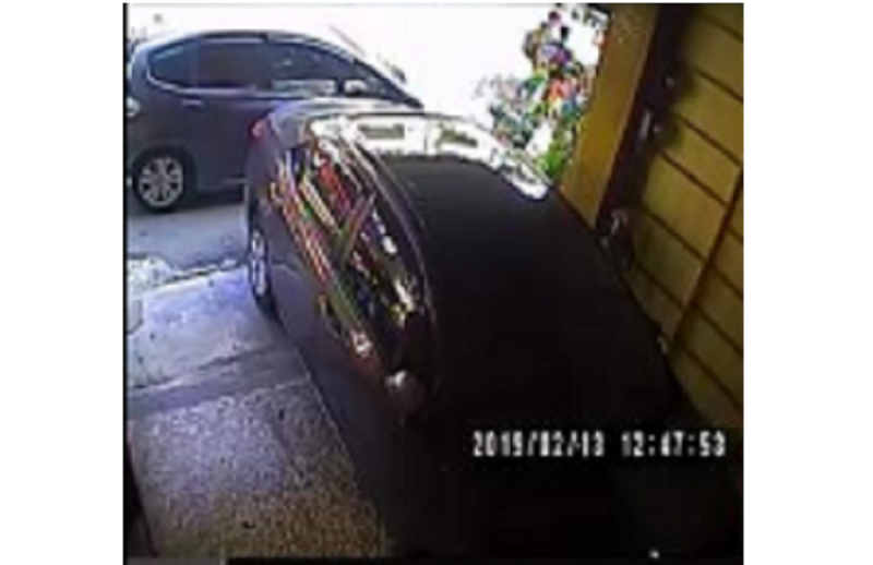 惡鄰居霸占自家停車位，女子霸氣出絕招，直接將車停在對方車子後面，讓對方車子出不來。   圖／翻攝自臉書社團爆怨公社