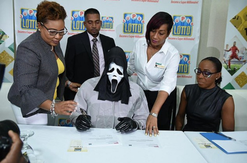 牙買加一名彩券得主，戴著電影《驚聲尖叫》中的兇手面具，出面領獎。   圖／翻攝網路