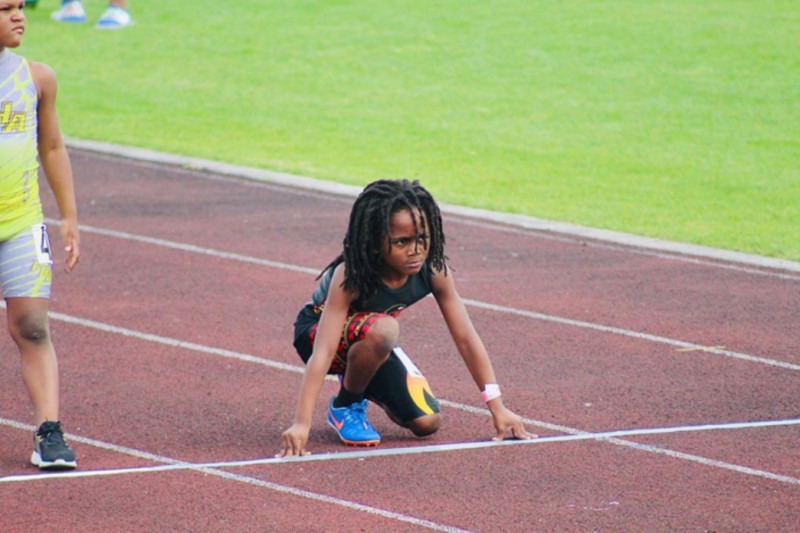 7歲的小魯道夫以13.48秒就完100公尺，其他同跑的小孩被遠遠拋在腦後。   圖／翻攝網路