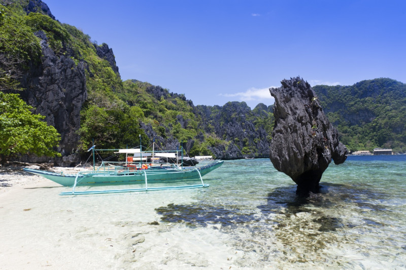 菲律賓的「愛妮島」由壯麗峭壁與純淨海水交織而成。可以參加一日跳島行程，與來自世界各地的旅客一同玩遍著名的大小潟湖、神秘海灘。   圖片由Booking.com提供