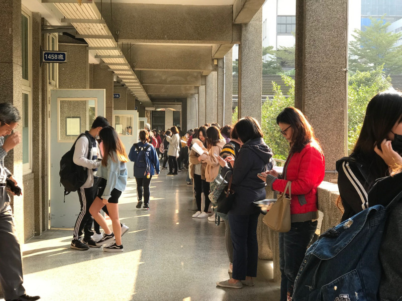 外界擔心學測考招改制，高職學生恐改報名學測、衝擊到技職科大。招聯會表示，數據顯示無高職生爆量的情況，更無法推論投機考生因此增加。   圖／記者許維寧攝