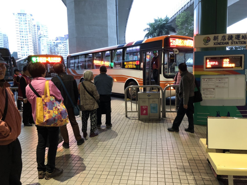 臺北客運「捷運新店站－坪林」跳蛙公車去年底上路，公車行駛時間僅需35分鐘。    圖：新北市交通局/提供 