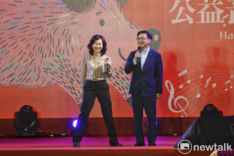 國民黨立委陳宜民和林奕華搭配最近很火紅的「你儂我儂」議題，雙人合唱你儂我儂歌曲。   圖：張良一/攝