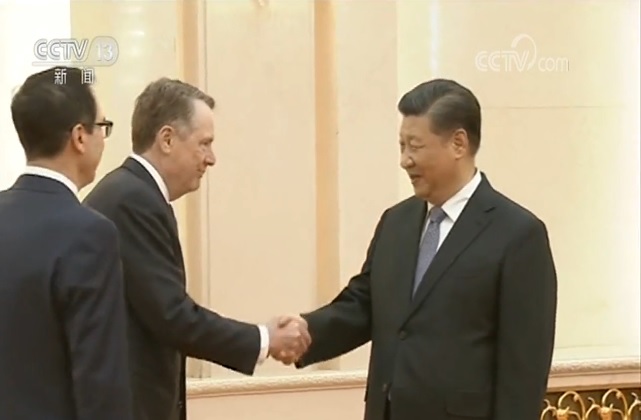 中國國家主席習近平（右）15日會見美國貿易代表萊特海澤（中）和財政部長梅努欽（左）。   圖：翻攝CCTV畫面