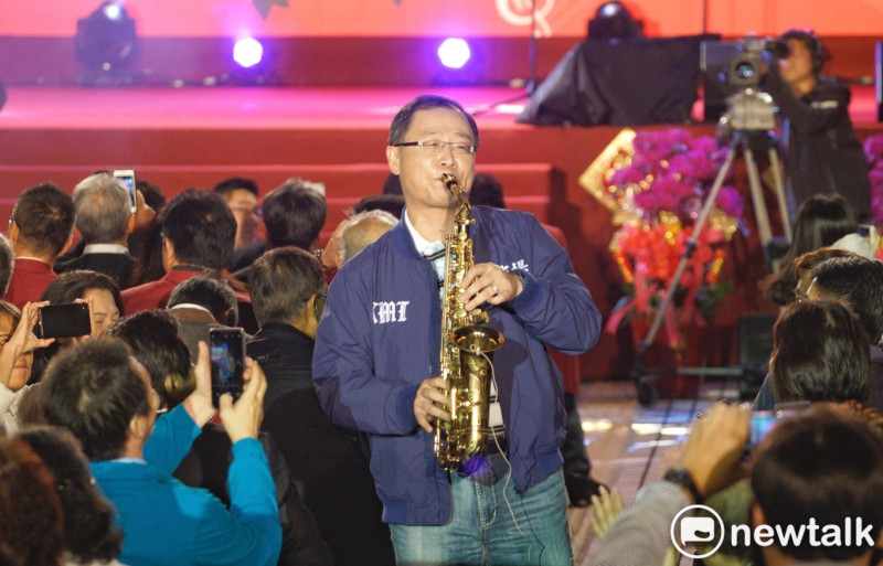 國民黨立委吳志揚吹奏薩克斯風，特地走進人群中，和觀眾打成一片。   圖：張良一/攝
