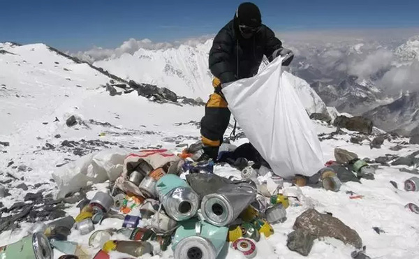 隨著攀登珠峰的人越來越多，這片無瑕淨土已是遍地狼藉成了「垃圾山」。   圖：翻攝中國網易