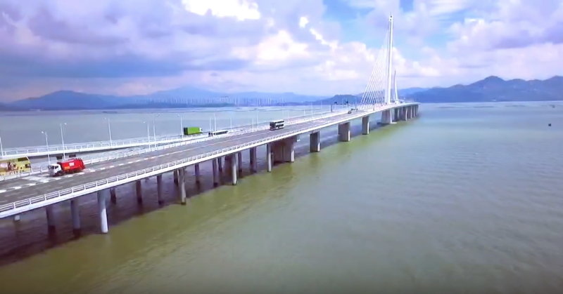 香港當局今（16）日公布，連接香港和中國大陸深圳市的深圳灣大橋一條外置式鋼纜，因鏽蝕折斷需要更換，但大橋結構是安全的，仍可行車。   圖：翻攝自Youtube
