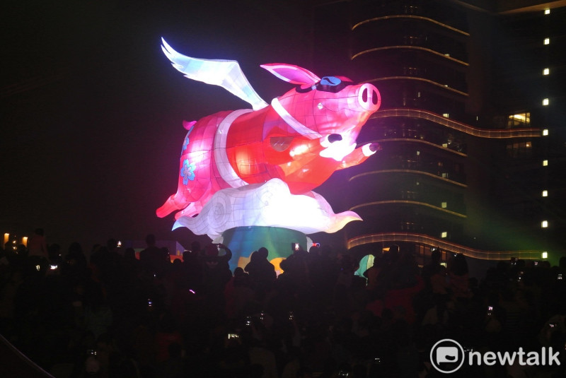 中台灣元宵燈會主燈「御天飛行豬」今晚由市長盧秀燕等人點亮。   圖：唐復年/攝