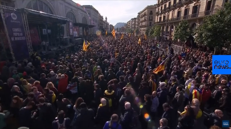 巴塞隆納約20萬人走上街頭，抗議高調審判加泰隆尼亞分離運動領袖。   圖/翻拍自EURO NEWS(資料照片）