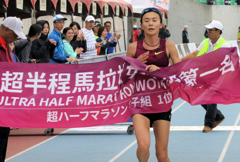臺灣選手謝千鶴在女子組超半馬跑出冠軍。   圖：高雄市運動發展局／提供