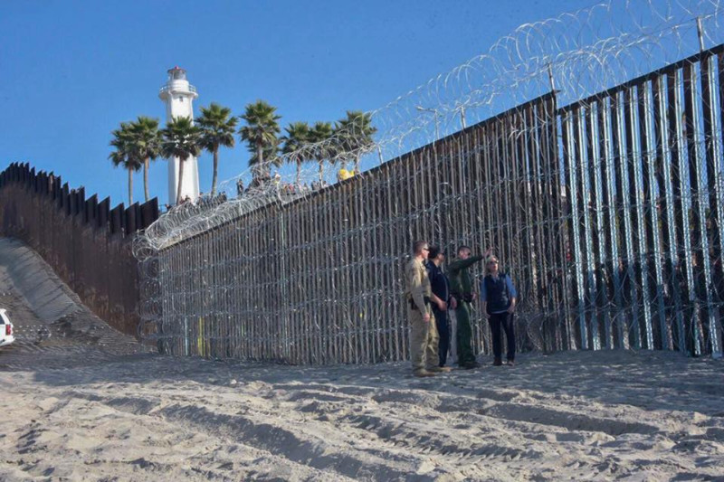 美國川普政府積極在與墨西哥接壤邊境興建圍牆，綿延數百公里。   圖：翻攝自美國國土安全部臉書
