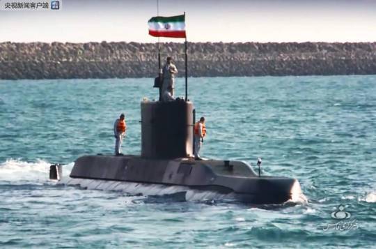 伊朗今天啟用搭載巡弋飛彈的國產新型潛艇「征服者」（Fateh）。   圖 : 翻攝自新浪網