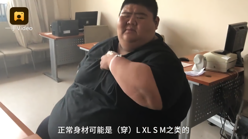 被封為「中國第一胖」的山東濟南20歲年輕小夥子王浩楠，身高181公分，體重卻重達334公斤。    圖 / 翻攝自梨視頻