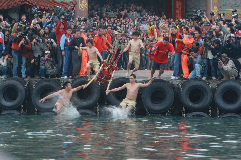 全台唯一「水裡來，火裡去」的新北神明淨港文化祭，將在野柳保安宮前廣場登場。    圖：新北市民政局/提供 
