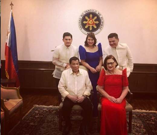 菲律賓總統杜特地（前排左）有女兒莎拉（後排中）接棒達沃市市長，是否進一步接棒參選總統，留待明年決定。   圖：翻攝自莎拉Instagram