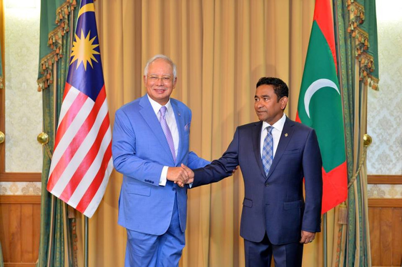 馬爾地夫前總統雅門（右）2017年與馬來西亞前總理納吉布會晤，如今2 人都因為涉貪受審，恐怕難逃法律制裁。   圖：翻攝自雅門臉書