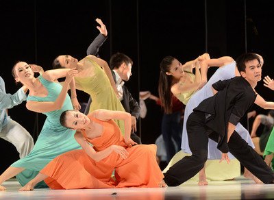 第19屆英國國家舞蹈獎在今日公布得獎名單，台灣知名舞團「雲門舞集」從眾多歐洲舞團中脫穎而出，榮獲「年度傑出舞團」大獎，創辦人林懷民先生也入圍「最佳現代舞編舞家」殊榮。   圖：翻攝自雲門舞集臉書