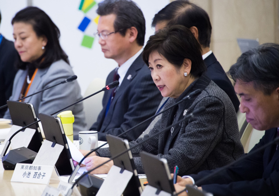 東京都知事小池百合子（右二）關注東京奧運，頻頻開會討論各式因應措施，也呼籲民間合作。   圖：翻攝自東京都政府官網