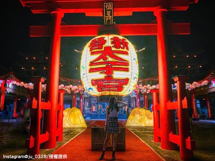 新營太子宮巨型的祈福燈籠，有著「台版雷門」的稱號。   圖：翻攝自instagram ju_0328／開放權限