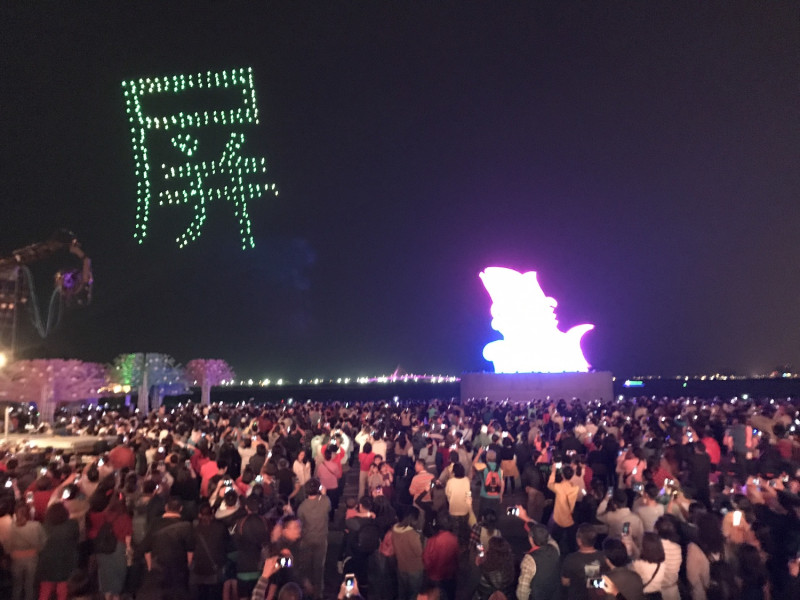 英特爾INTEL公司無人機燈光秀在台灣今日台灣燈會演出，300架無人機在夜空中變化出「屏東」字樣。   圖：屏東縣政府/提供