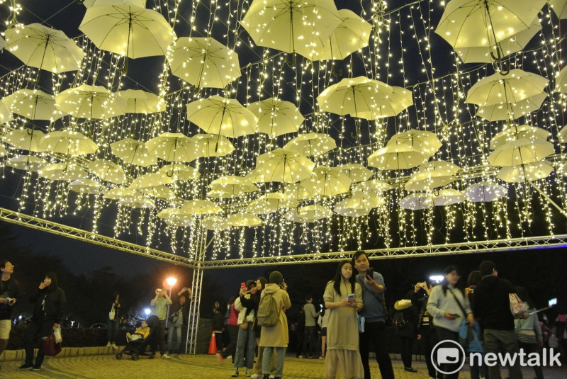 中台灣燈會拍照熱點「落雨光廊」。   唐復年/攝