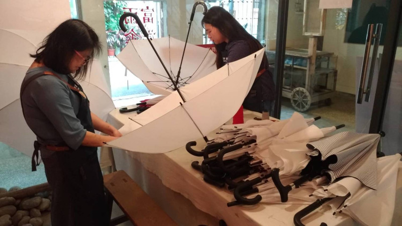 富雨洋傘邀集媽媽們用手工一針一線縫製170隻傘。   富雨洋傘/提供