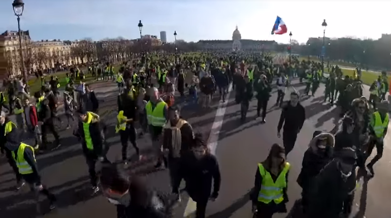 法國「黃背心」運動連續14個週末上街抗議，遊行路線周邊都要封路，沿途地鐵封站，成為總統馬克宏執政一年多來最大的隱憂。   圖：翻攝Youtube