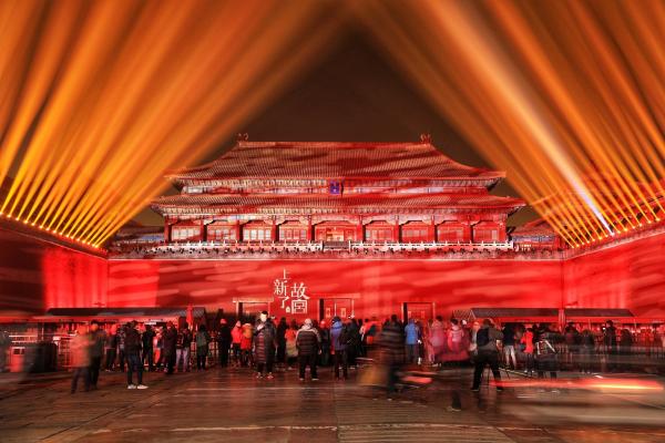 北京故宮博物院成立94年來，今（19）晚首度開放夜間參觀，炫麗燈光秀照亮整個紫禁城。   圖：翻攝澎湃新聞