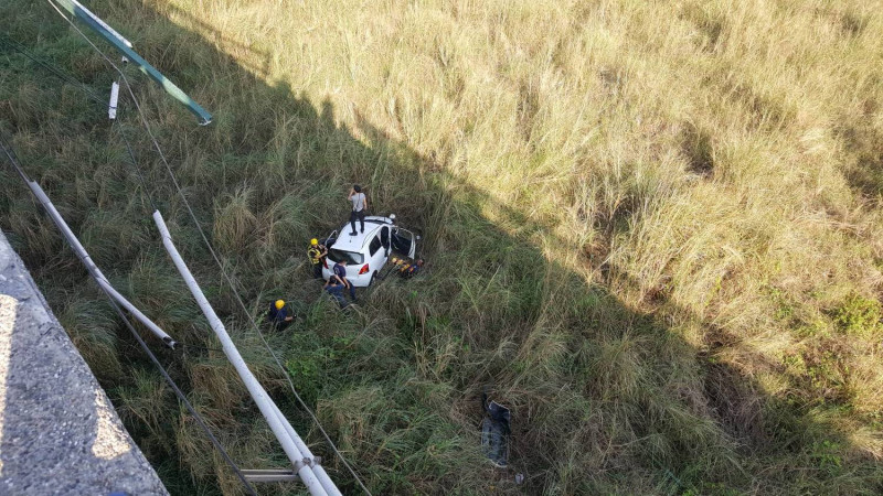 連結高雄林園及屏東新園兩地的雙園大橋，今（20）早發生一起小客車墜橋意外。   圖：翻攝自網路