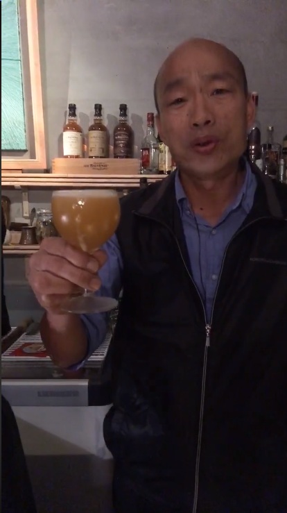 高雄市長韓國瑜酒吧直播喝調酒。   圖：翻攝韓國瑜臉書