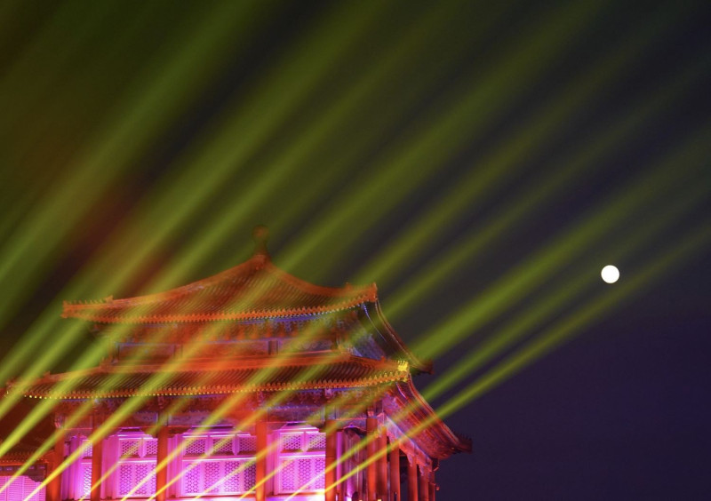 元宵節，北京故宮舉辦了「紫禁城上元之夜」文化活動，是600歲的紫禁城古建築群第一次在夜間大規模光雕。   圖 / 翻攝自香港01
