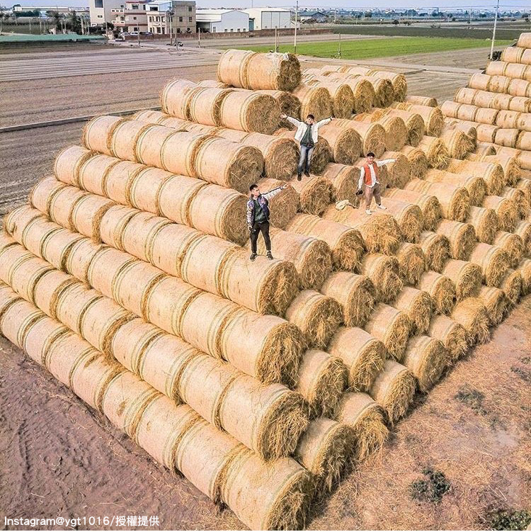 「金億陽農場」的稻草捲景色，就像金字塔般，很有特色。   圖：翻攝自instagram ygt1016／開放權限