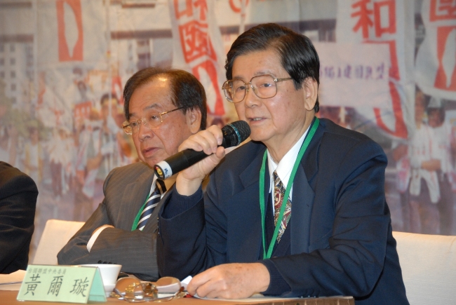 前東吳大學政治系專任教授黃爾璇（右）。   圖：台獨聯盟提供