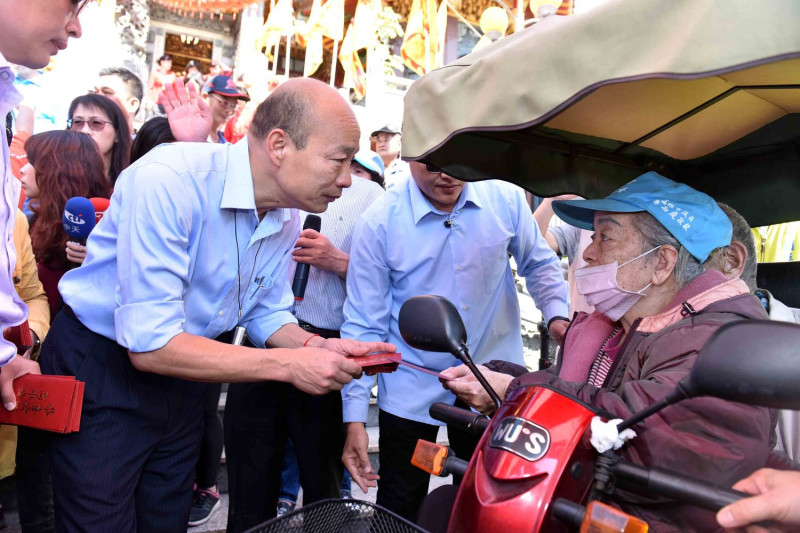 韓國瑜(左)在林園廣應廟發福袋。   圖：高雄市新聞局／提供