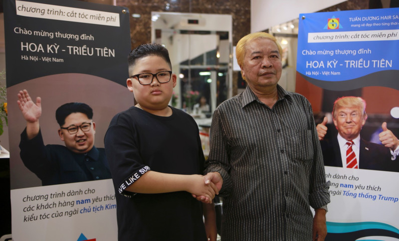 越南河內的俊陽理髮店近日推出活動，只要願意換成川普或金正恩的髮型就能免費理髮，嘗試過的兩位客人To Gia Huy(左)及Le Phuc Hai(右)都對自己的髮型相當滿意。   圖：達志影像/美聯社