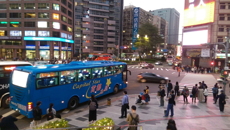 首都客運「台北─宜蘭」國運客運在228連假期間，推出班次調整、票價及轉乘優惠措施，搭配國道優先通行，讓乘客省時省錢又安全。 
   圖：首都客運提供